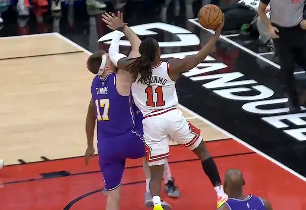 蒂米被打到面部走回更衣室，裁判回看吹多森姆普通进攻犯规