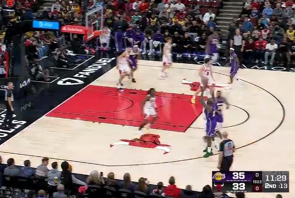 开云下载-詹姆斯接球三分也投进，目前8中6、三分1中1得到13分3篮板